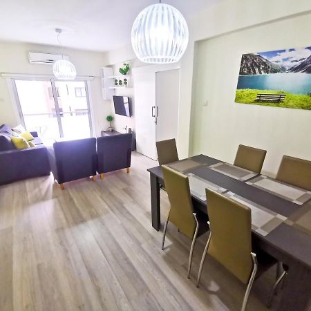 Beach-A-Holic Apartment, 2 Min Distance From Larnaca Marina Bagian luar foto