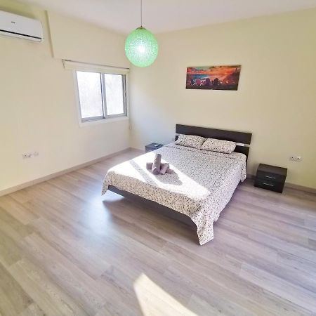 Beach-A-Holic Apartment, 2 Min Distance From Larnaca Marina Bagian luar foto