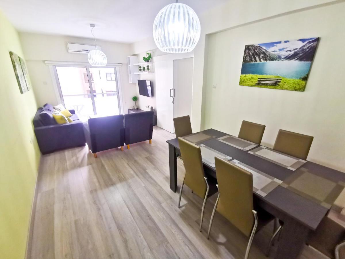 Beach-A-Holic Apartment, 2 Min Distance From Larnaca Marina Bagian luar foto