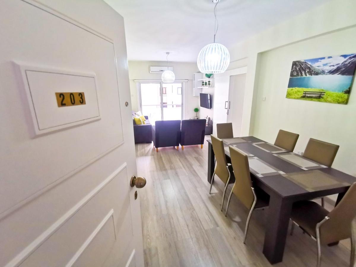 Beach-A-Holic Apartment, 2 Min Distance From Larnaca Marina Bagian luar foto