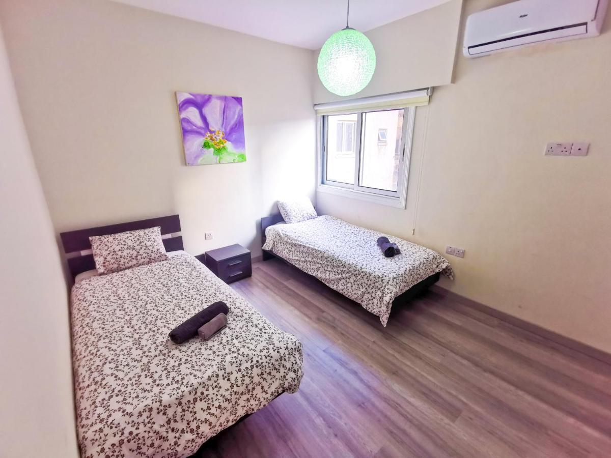 Beach-A-Holic Apartment, 2 Min Distance From Larnaca Marina Bagian luar foto