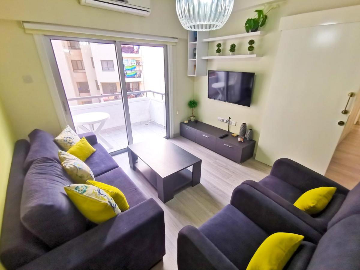 Beach-A-Holic Apartment, 2 Min Distance From Larnaca Marina Bagian luar foto