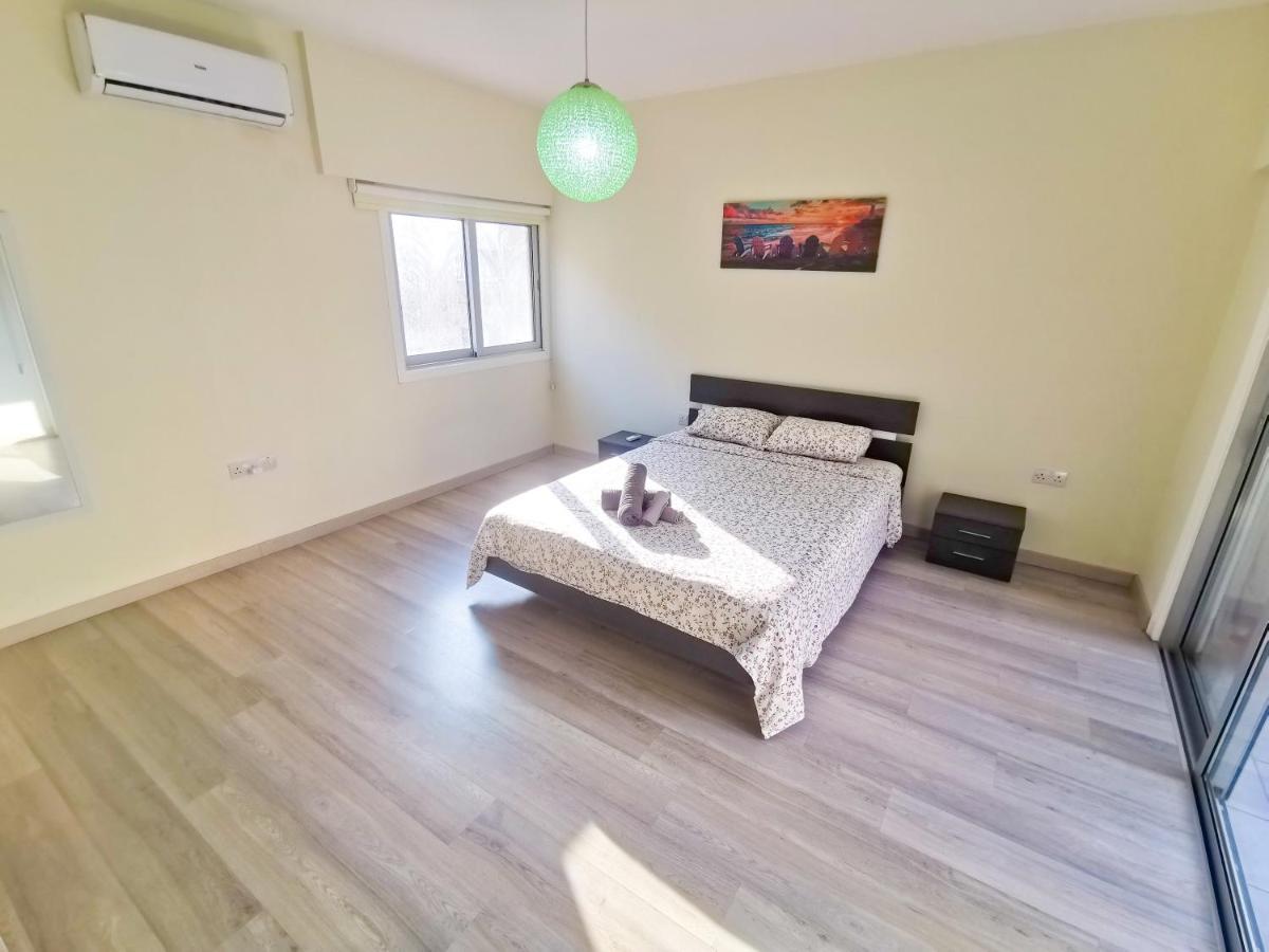 Beach-A-Holic Apartment, 2 Min Distance From Larnaca Marina Bagian luar foto