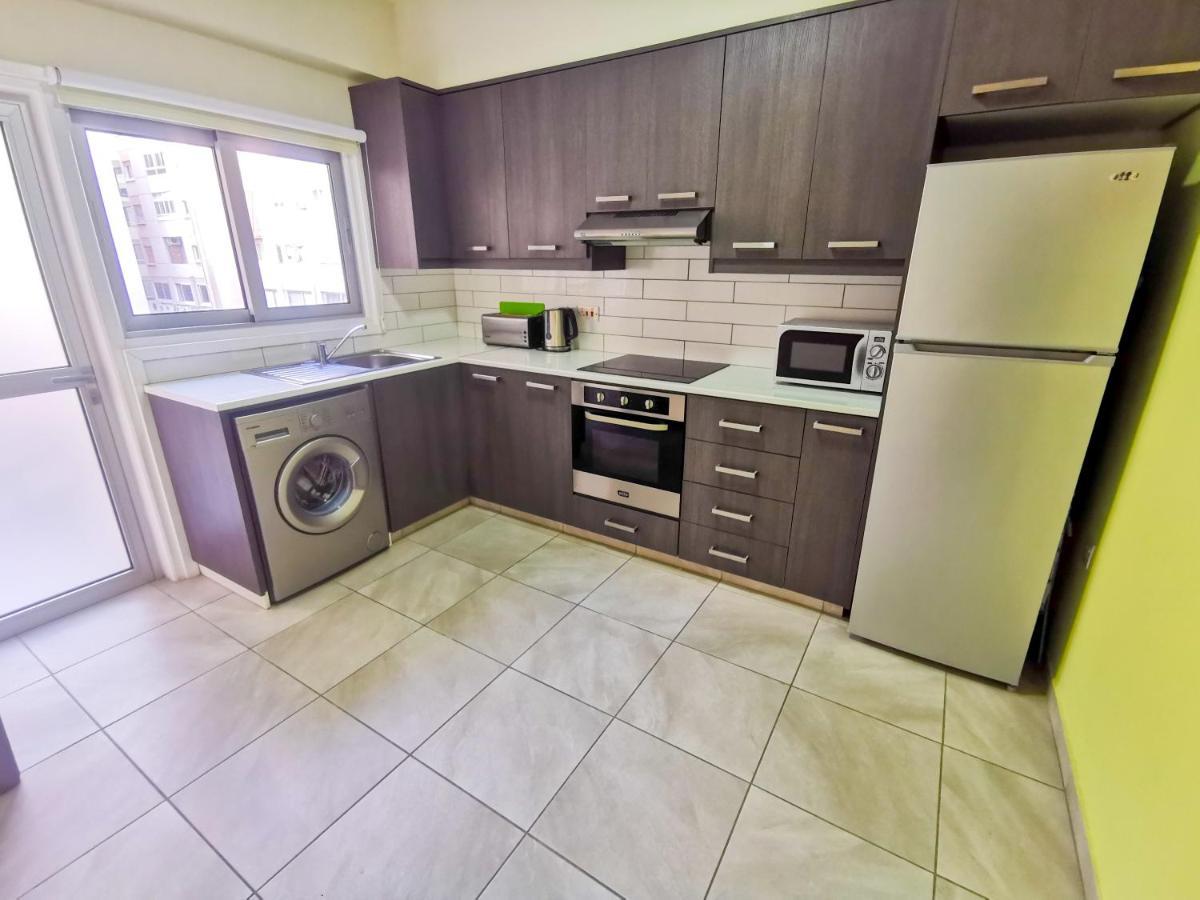 Beach-A-Holic Apartment, 2 Min Distance From Larnaca Marina Bagian luar foto